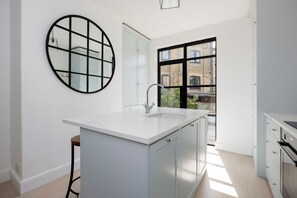 Fridge, microwave, toaster, cookware/dishes/utensils - Mirabel, by Veeve (London)