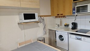 Réfrigérateur, micro-ondes, plaque de cuisson, lave-vaisselle