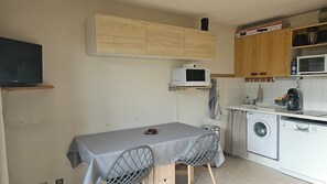 Réfrigérateur, micro-ondes, plaque de cuisson, lave-vaisselle