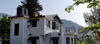 Peaceful Pine Glade Cottage with fireplaces, lawn, & WiFi - near Bhimtal