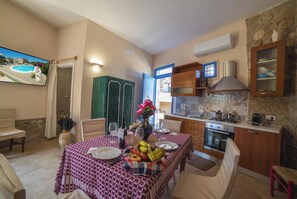 Vil·la nupcial, diversos dormitoris (Tenuta Apollonio Pool & Relax) | Cuina privada | Frigorífic, forn, placa de cuina i cafetera i tetera 