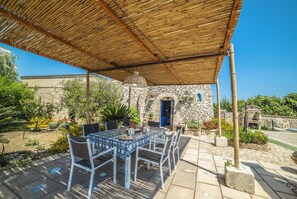 Family Villa, Multiple Bedrooms (Tenuta Apollonio Pool & Relax) | Outdoor dining