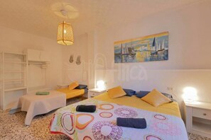 4 Schlafzimmer, Schreibtisch, Bügeleisen/Bügelbrett, Reisekinderbett