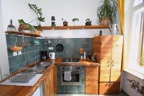 Kahvin-/teenkeitin, jääkaappi, uuni, liesi
