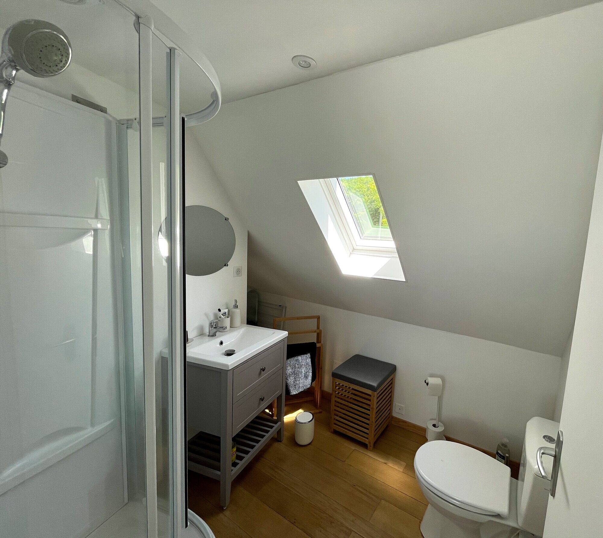 Een douche, een haardroger, handdoeken