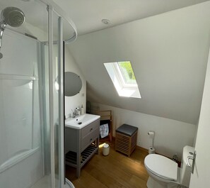 Suihku, hiustenkuivaaja, pyyhkeet