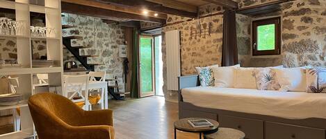 Televisión y chimenea