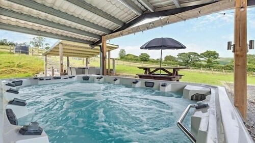 Luxury renovated barn + countryside farmhouse with large hot tub sleeping 50