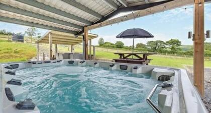 Luxury renovated barn + countryside farmhouse with large hot tub sleeping 50