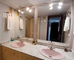 Douche, sèche-cheveux, serviettes fournies