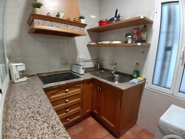 Kühlschrank, Mikrowelle, Wasserkocher mit Kaffee-/Teezubehör