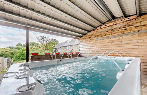 Luxury renovated barn with a large hot tub and games room. Located in the beautiful Welsh countryside with stunning scenery and great hiking trails. Pet and family friendly.