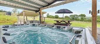 Luxury renovated barn with a large hot tub and games room. Sleeping 16
