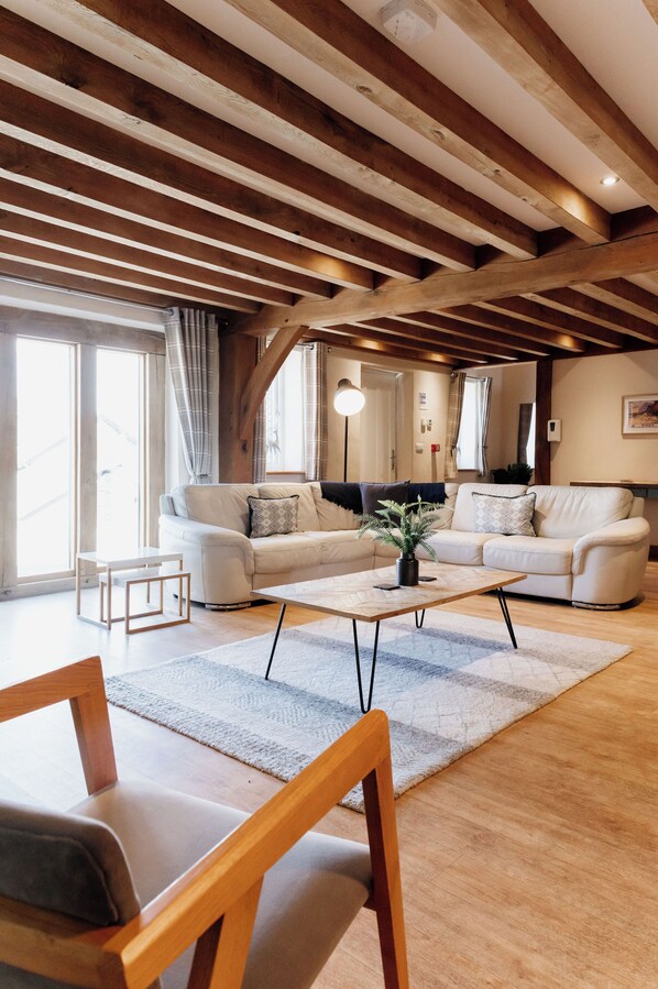 TV - Luxury renovated barn with a large hot tub and games room. Located in the beautiful Welsh countryside with stunning scenery and great hiking trails. Pet and family friendly. (Aberystwyth)