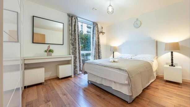 2 kamar tidur, setrika/meja setrika, Wi-Fi gratis, dan seprai linen