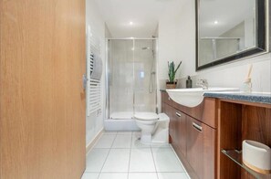 Combined shower/tub, deep soaking tub, hair dryer, towels - Luxurystaylong-sleeps6-freeparking-freegym-terrace (Brentford)