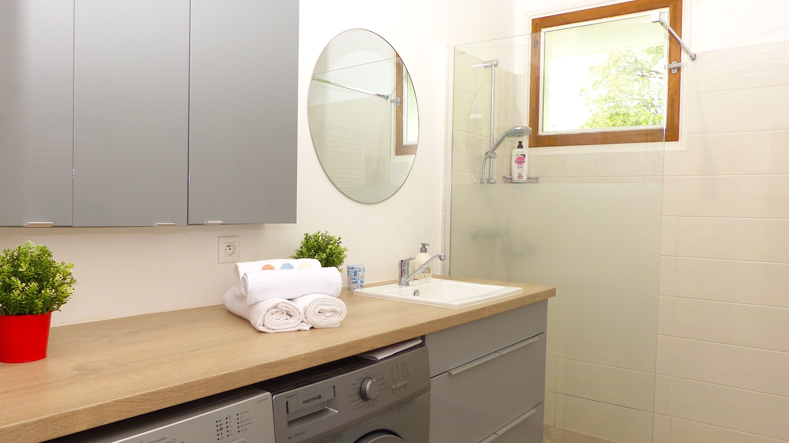 Douche, serviettes fournies