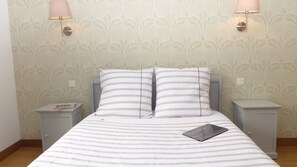4 bedrooms, iron/ironing board, free WiFi, bed sheets