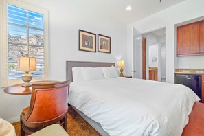 3 habitaciones, escritorio y tabla de planchar con plancha