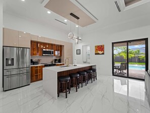 Een koelkast, een microgolfoven, een oven, een kookplaat