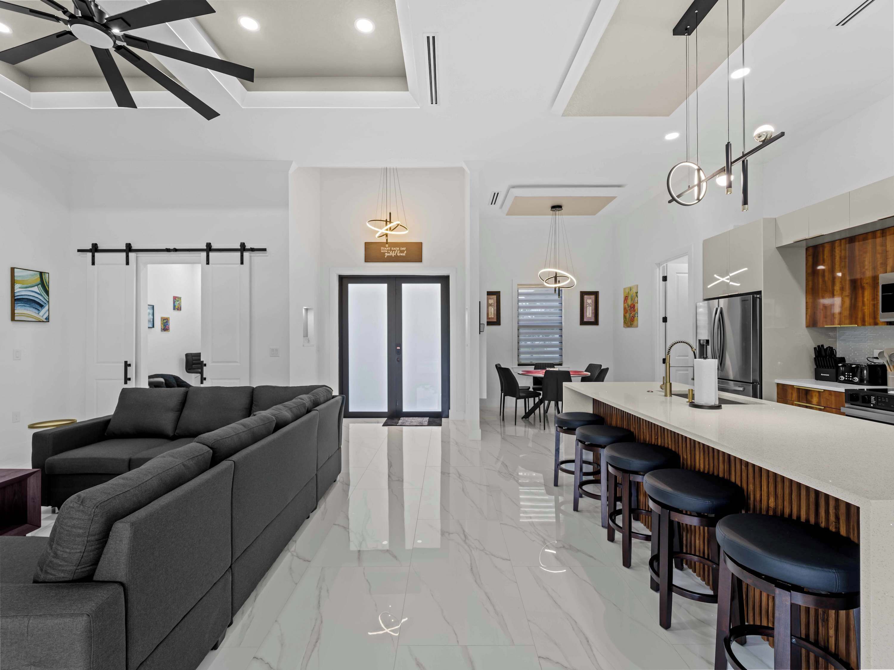 TV, videospill og kontorer