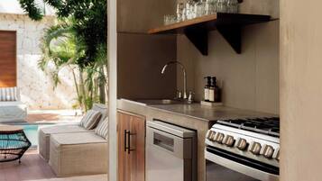 Réfrigérateur, micro-ondes, cafetière/bouilloire, grille-pain