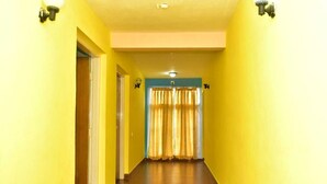 ห้องสแตนดาร์ดดับเบิล | โต๊ะทำ  งาน