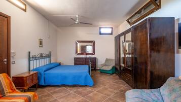 1 soverom, strykejern/-brett og sengetøy