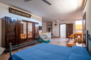 1 dormitori, planxa i posts de planxar i roba de llit 