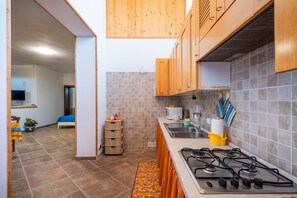 Køleskab, mikrobølgeovn, kogeplade, køkkentøj/tallerkener/redskaber