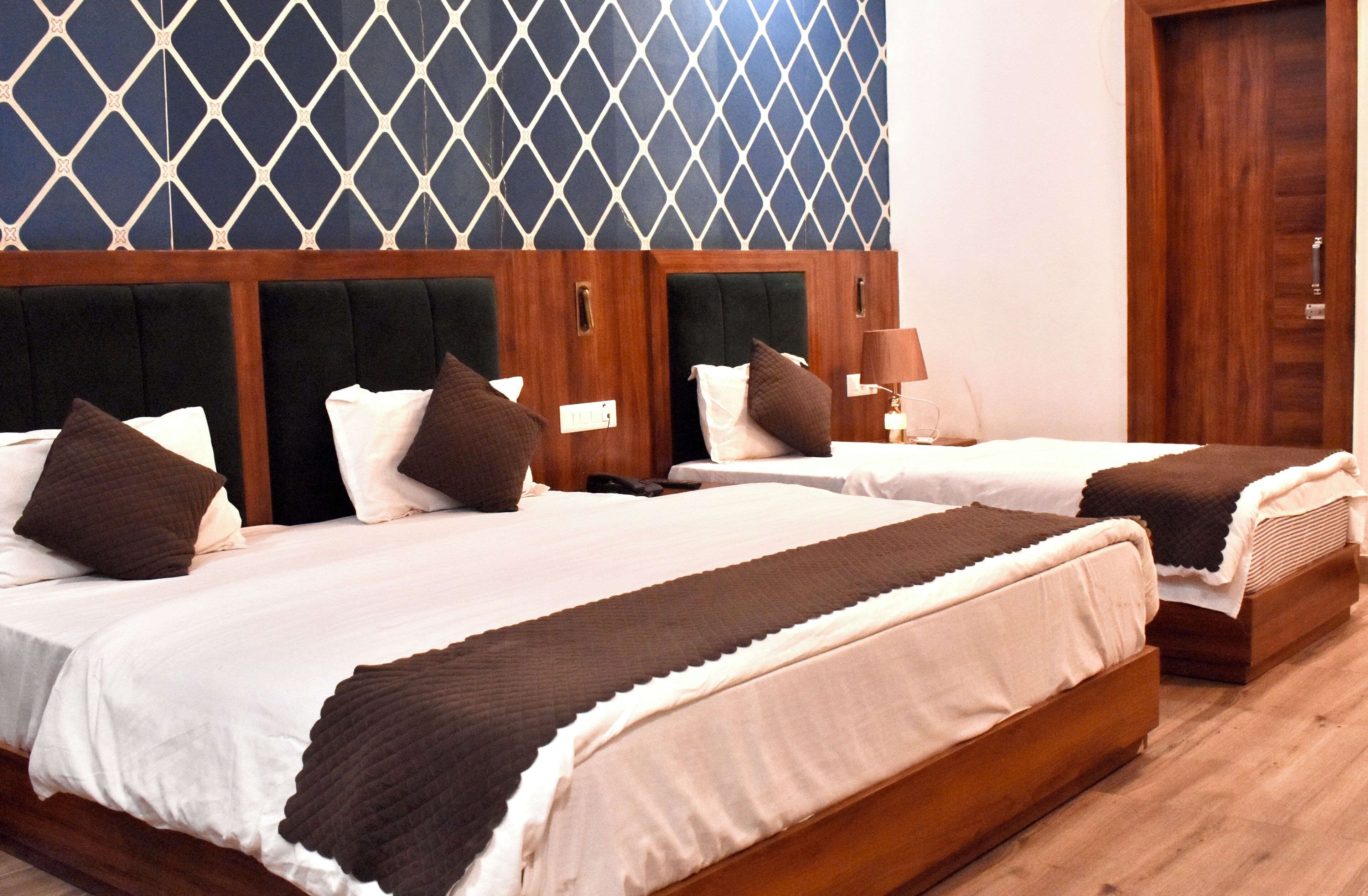 经典三人房 | 办公桌、笔记本电脑工作区、免费 WiFi