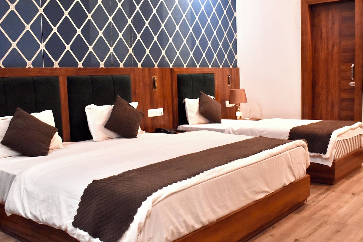 经典三人房 | 办公桌、笔记本电脑工作区、免费 WiFi