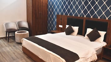 Classic-Dreibettzimmer | Schreibtisch, laptopgeeigneter Arbeitsplatz, kostenloses WLAN