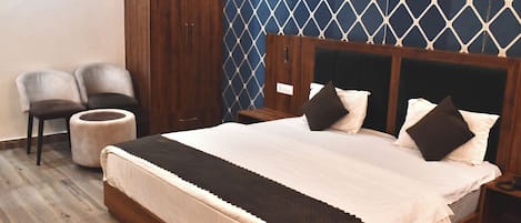 Klassieke driepersoonskamer | Een bureau, een laptopwerkplek, gratis wifi