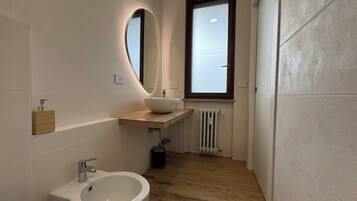 Haartrockner, Handtücher, Seife, Toilettenpapier
