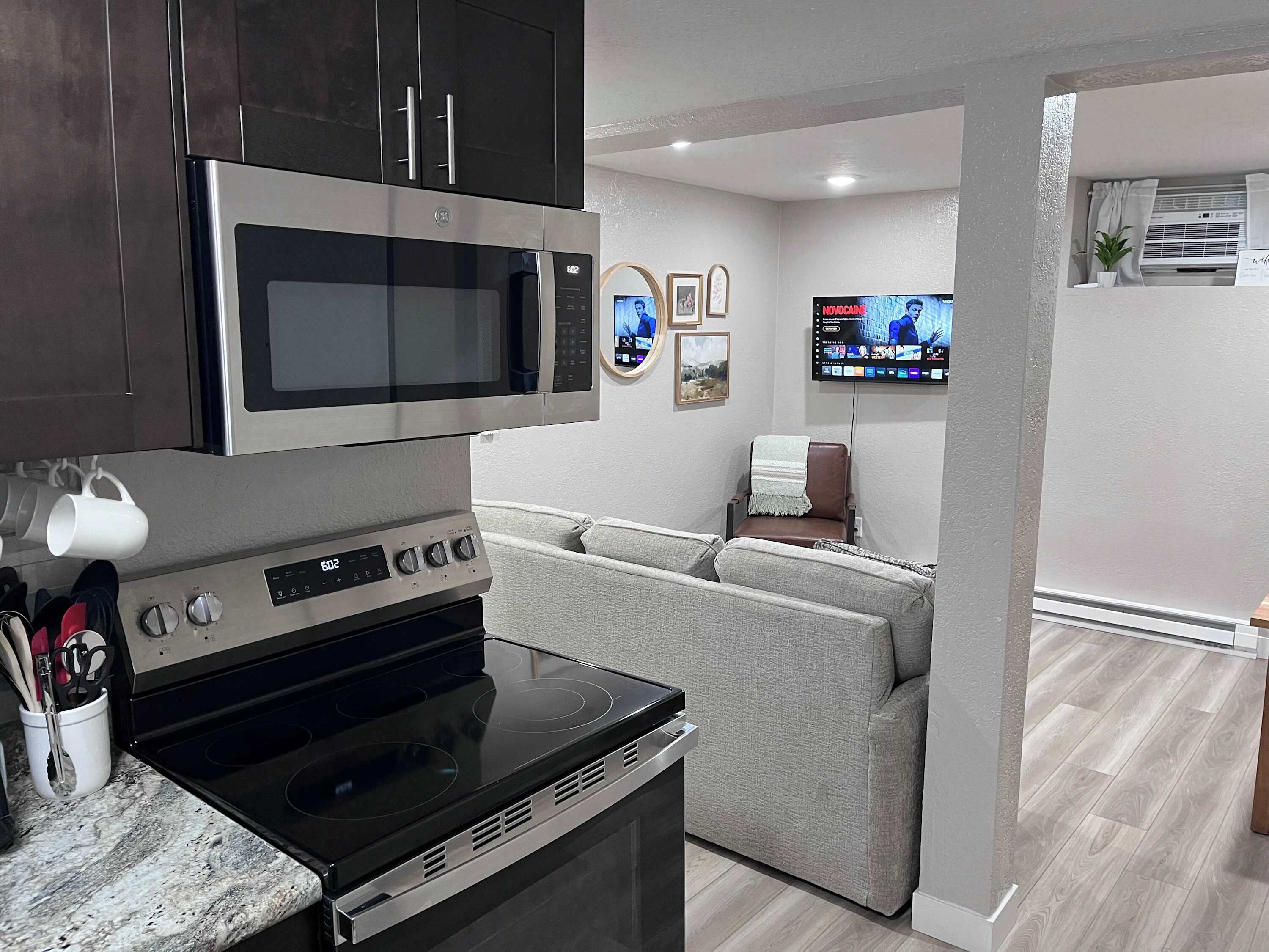 Réfrigérateur, micro-ondes, four, plaque de cuisson