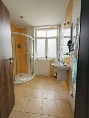 Standaard tweepersoonskamer, uitzicht op tuin | Badkamer | Badjassen, pantoffels