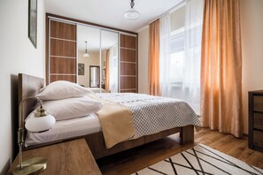 Deluxe appartement, balkon, uitzicht op park | Een kluis op de kamer, een laptopwerkplek, verduisterende gordijnen