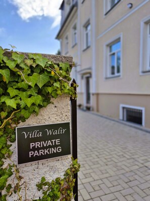 Free self-parking - Villa Walir - Spa Hotel Garni SUPERIOR (Marianske Lazne)