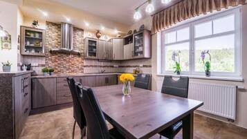 Deluxe apartman, erkély, kilátással a parkra | Privát konyha