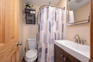 Hair dryer, towels - Sunset Cottage | McKinney Lake Cottages (Grand Rapids)