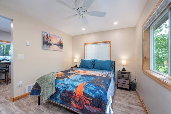 1 bedroom, free WiFi, bed sheets - Sunset Cottage | McKinney Lake Cottages (Grand Rapids)