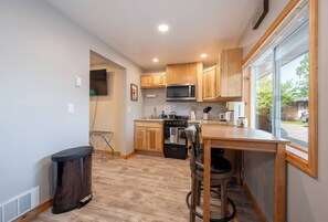 Fridge, microwave, oven, stovetop - Sunset Cottage | McKinney Lake Cottages (Grand Rapids)