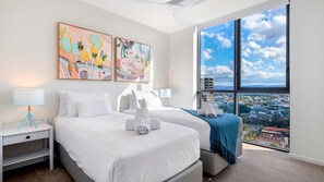 2 bedrooms, iron/ironing board, free WiFi, bed sheets - 2 Bedroom Broadbeach Stay – Walk to Beach (Broadbeach)