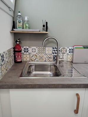 Kühlschrank, Mikrowelle, Ofen, Wasserkocher mit Kaffee-/Teezubehör