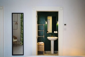 8 quartos, ferros/tábuas de passar roupa, Wi-Fi, roupa de cama