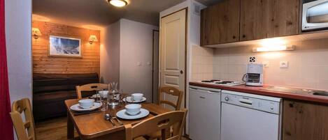 Kühlschrank, Mikrowelle, Geschirrspüler, Wasserkocher