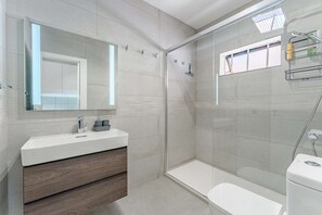 Shower, hair dryer, towels