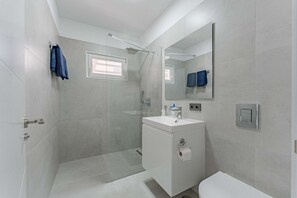 Douche, sèche-cheveux, serviettes fournies