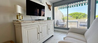 Cosy Apartment - Swimming Pool, Parking, Near Beach